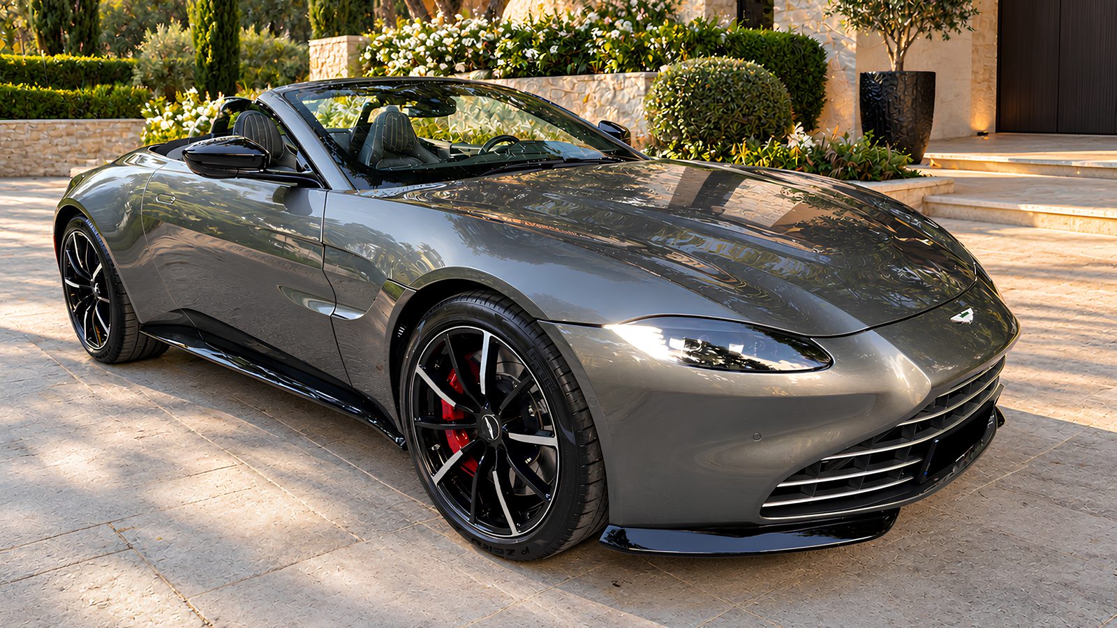 Aston Martin V8 Vantage Roadster 2022 grise — EVO LUXURY Fleet, réservée